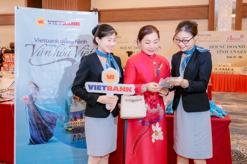 Vietbank tư vấn v&agrave; giới thiệu c&aacute;c g&oacute;i sản phẩm dịch vụ
