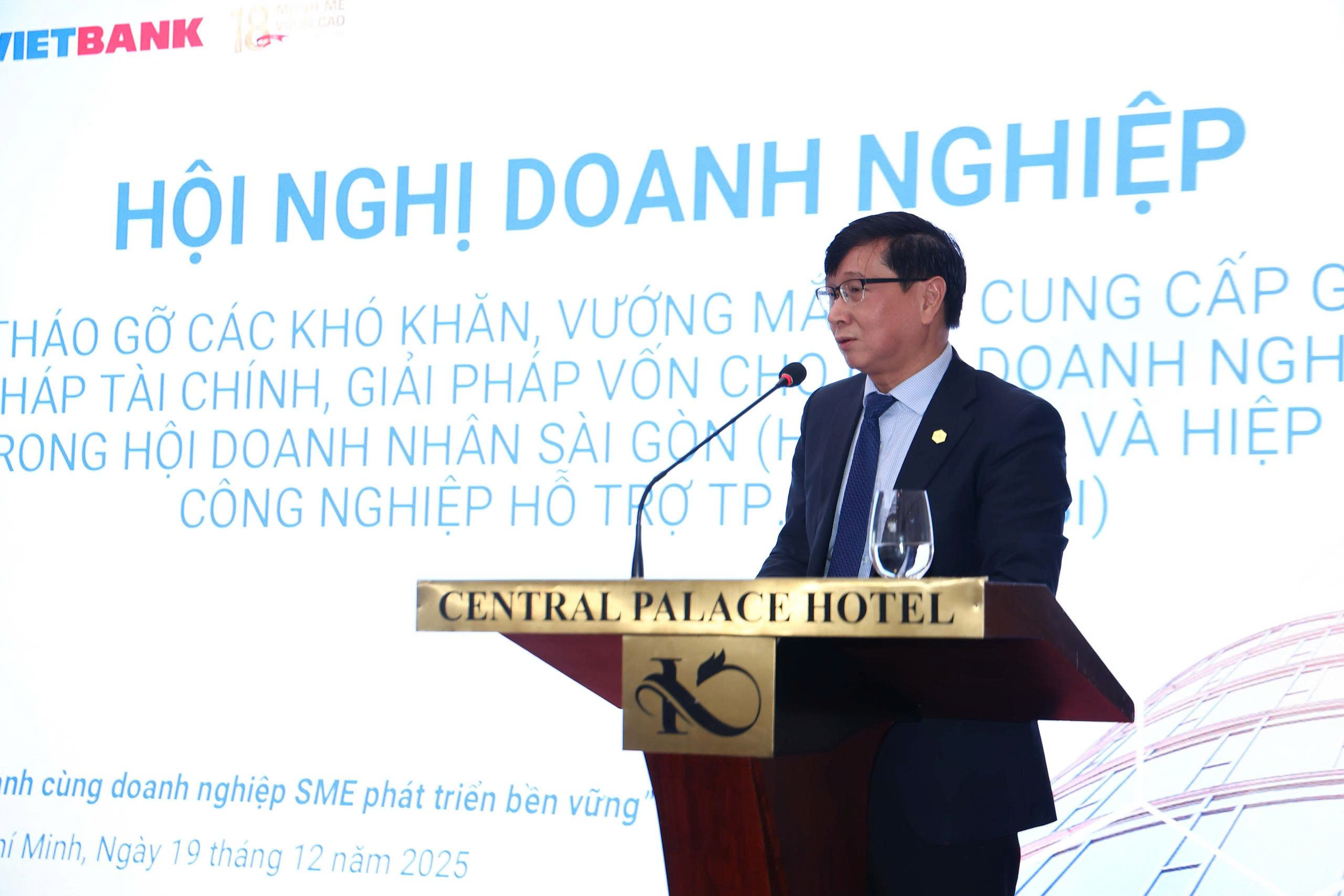 Anh%20ph%C3%A1t%20bi%E1%BB%83u.jpg