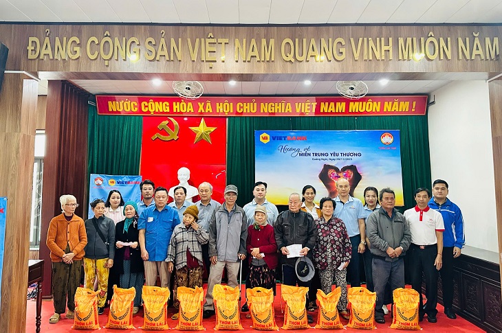 VIETBANK CHUNG TAY “HƯỚNG VỀ MIỀN TRUNG YÊU THƯƠNG” TRAO 3.600 SUẤT QUÀ CHO ĐỒNG BÀO VÙNG LŨ