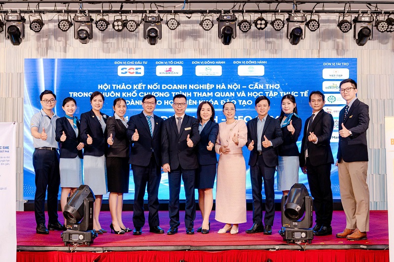 Ban Lãnh đạo Vietbank chụp hình lưu niệm tại Hội thảo