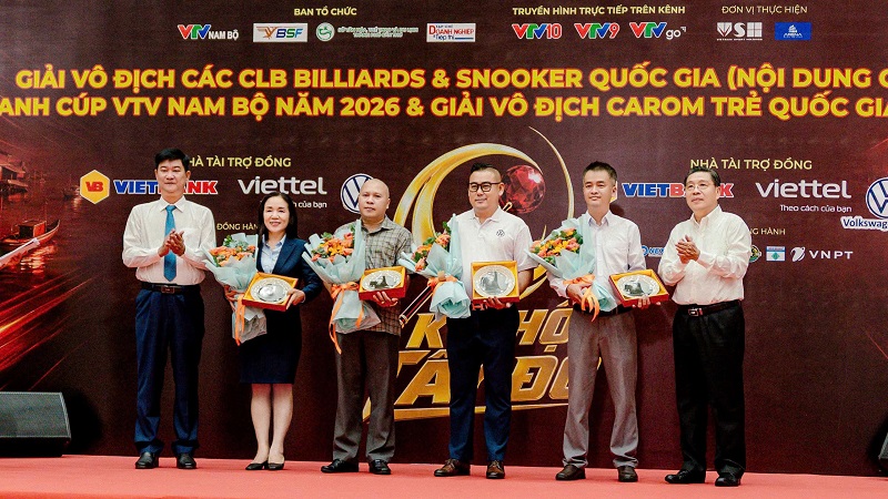Bà Hồ Thị Bạch Kim – Giám đốc Vietbank Khu vực 6 đại diện Vietbank nhận kỷ niệm chương từ Ban Tổ chức