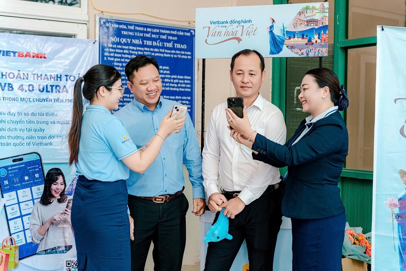 Hoạt động tại gian h&agrave;ng Vietbank trong khu vực tổ chức giải