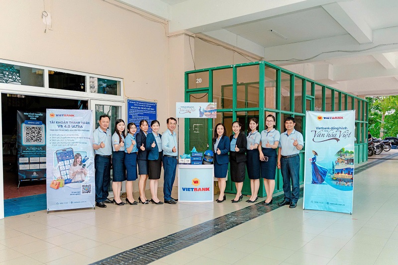 Hoạt động tại gian h&agrave;ng Vietbank trong khu vực tổ chức giải